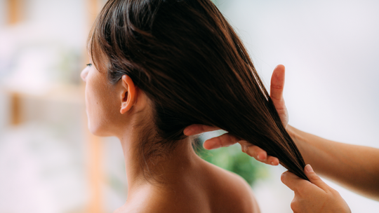 Le saviez-vous ? Les cheveux poussent en moyenne de 1 à 1,5 cm par mois