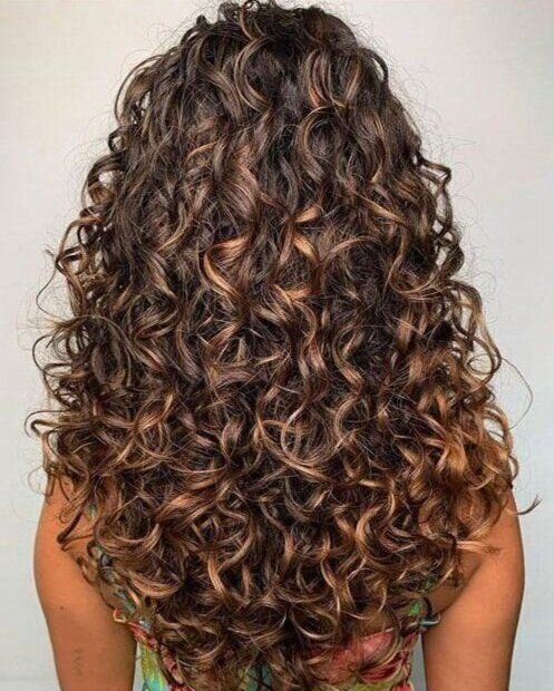 Les erreurs à éviter pour les cheveux bouclés : un guide pratique