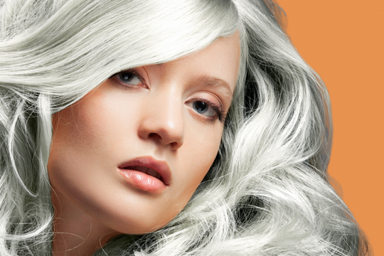 Cheveux blancs : comment les entretenir ?