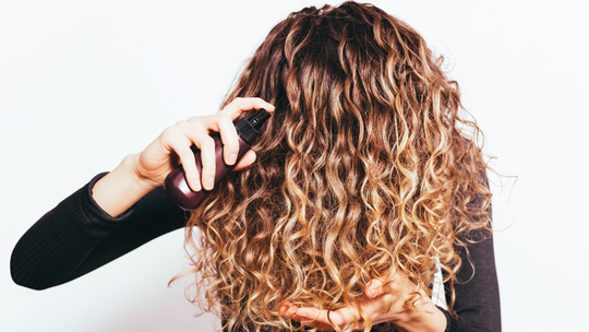 Un guide complet pour une routine capillaire épanouissante des cheveux bouclés