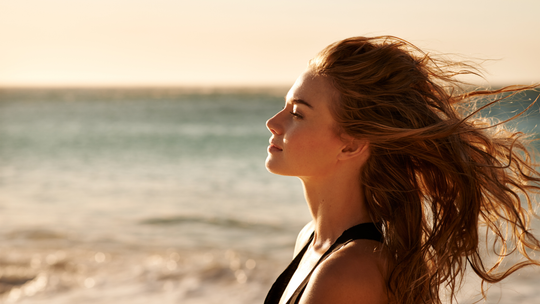 Comment protéger vos cheveux colorés du soleil et de la décoloration