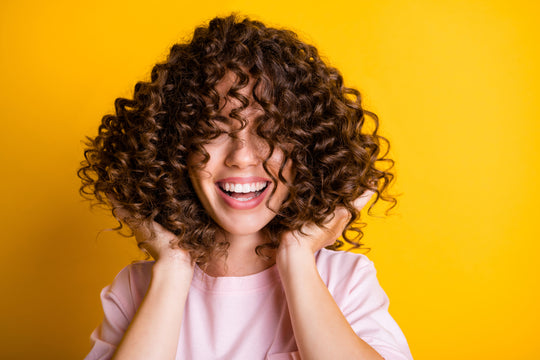 Les Cheveux bouclés : comment en prendre soin ?